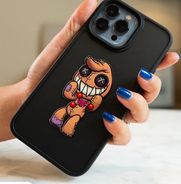 Capinha de celular preta com estampa DTF UV de bonequinho